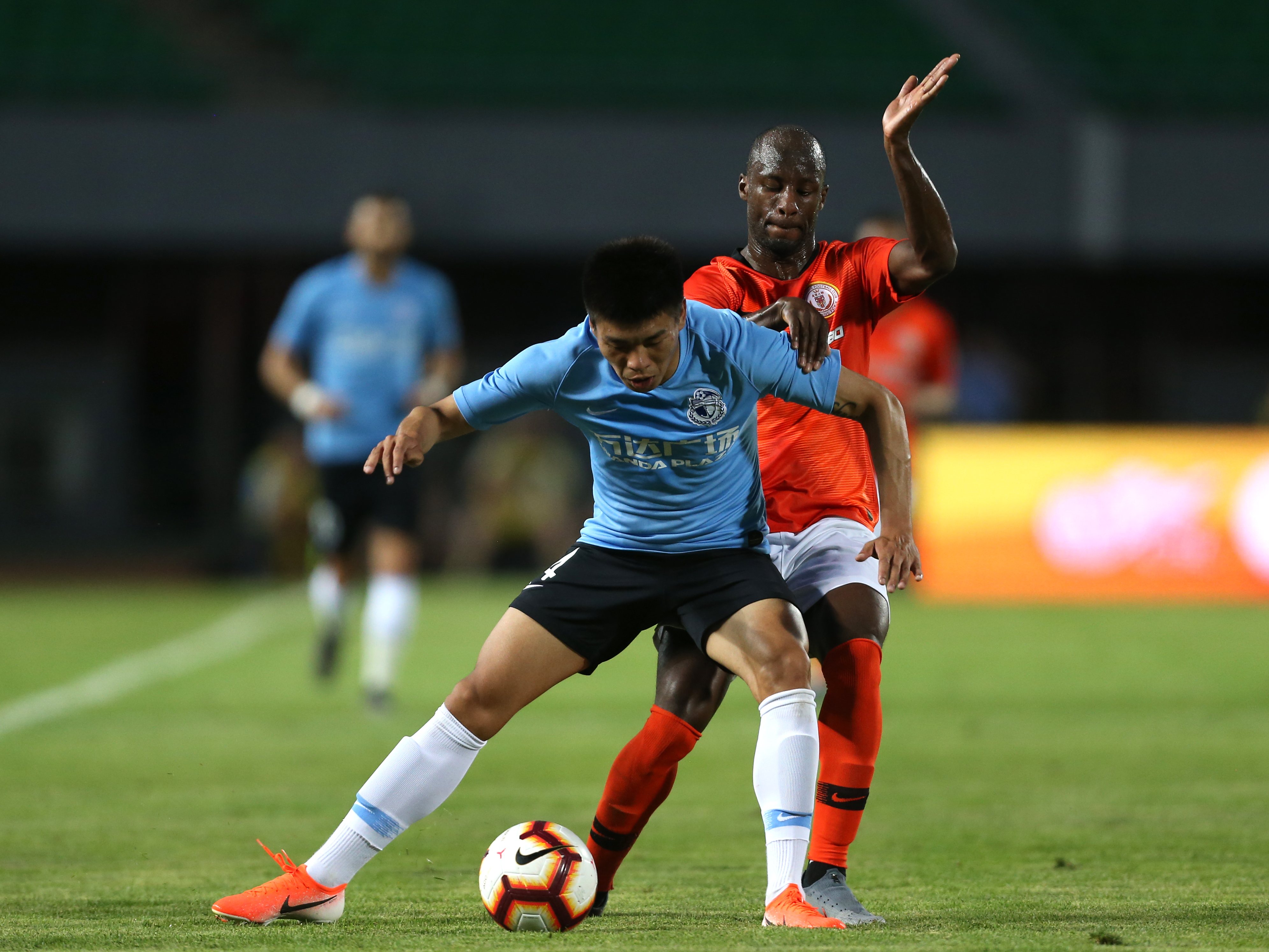 大连一方球员勇猛拼搏,接连获胜 大连一方球员勇猛拼搏,接连获胜