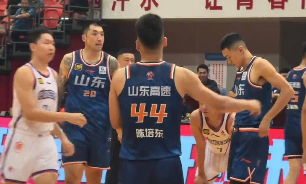 新疆男篮客场一役力克山东队，赢得胜利