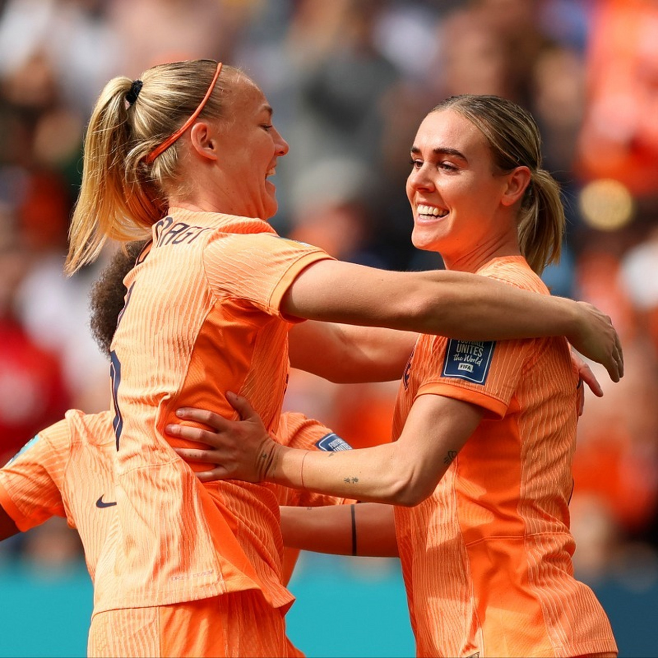 荷兰女足队员庆祝进球，带领球队晋级